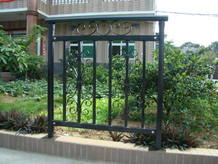 陽臺(tái)護(hù)欄裝修怎樣才規(guī)范？陽臺(tái)護(hù)欄廠家總結(jié)了