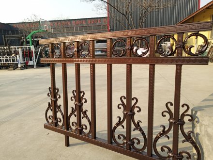 陽臺(tái)欄桿高度不打標(biāo)安全隱患