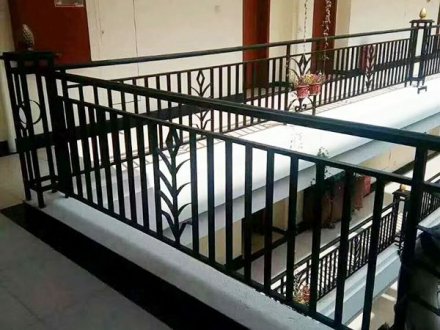 選購陽臺(tái)護(hù)欄首選鋅鋼陽臺(tái)護(hù)欄