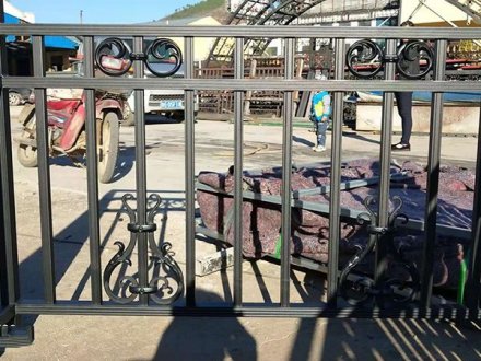 別墅陽臺(tái)欄桿選擇鐵藝欄桿好嗎？