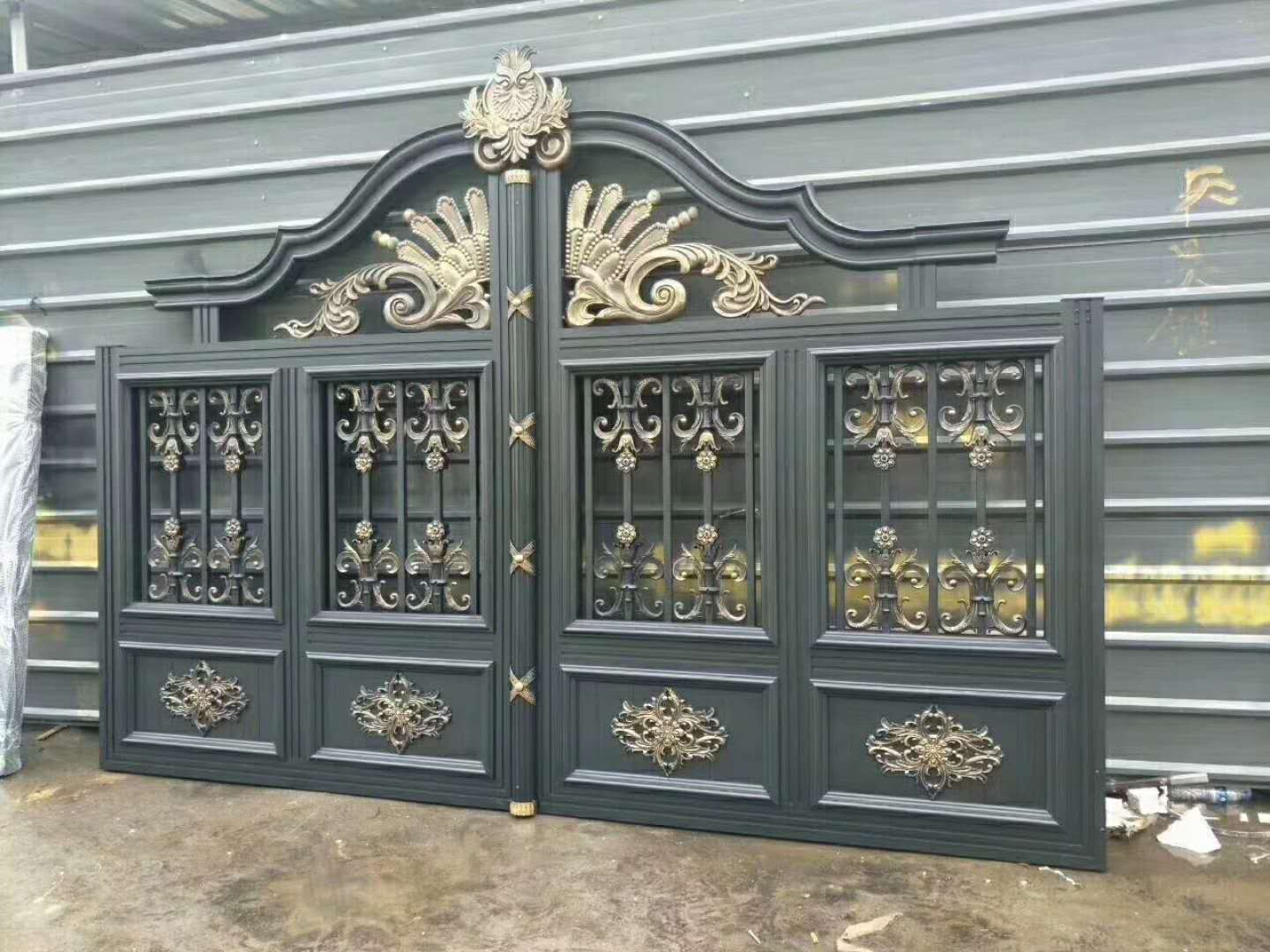 快來(lái)看一看這里有別墅鋁藝大門價(jià)格高低的區(qū)分