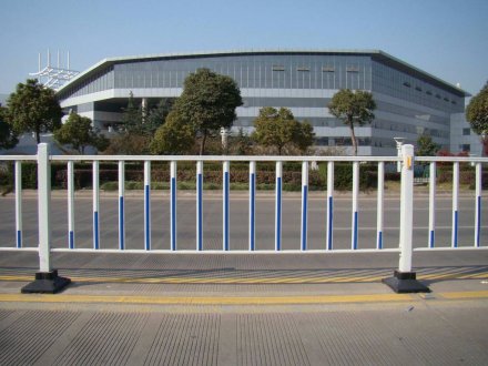 道路護(hù)欄多少錢一米？